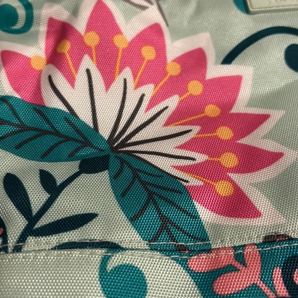 Vera Bradley MINT FLOWERS NWT - Picture 2 of 11